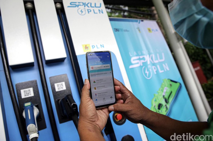 PT PLN (Persero) luncurkan aplikasi Charge-In. Aplikasi ini membantu pengguna kendaraan listrik mencari SPKLU terdekat hingga monitor pengisian daya.