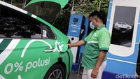 Untuk memudahkan para pengguna kendaraan listrik dalam mengisi daya, Stasiun Pengisian Kendaraan Listrik Umum mulai disediakan di berbagai wilayah. Pada tahun 2021 ini Stasiun Pengisian Kendaraan Listrik Umum (SPKLU) pada 2021 diproyeksikan mencapai 572 unit dan Stasiun Penukaran Baterai Kendaraan Listrik Umum (SPBKLU) sebanyak 3.000 unit.