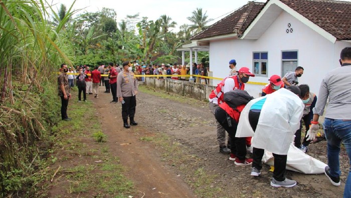 Dua keluarga terlibat carok di Malang. Dua orang tewas dalam peristiwa tersebut, dan tiga lainnya luka-luka.