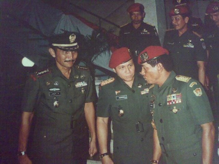 Dari kiri ke kanan Kol Luhut Binsar Panjaitan, May Jen AM Hendropriyono dan Jenderal Wismoyo Arismunandar, 1993. Ketiganya sama-sama mengenakan arloji di tangan kanan (Foto: dok Istimewa)