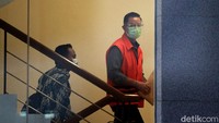 Total setidaknya KPK menduga Juliari Batubara sudah menerima Rp 8,2 miliar dan Rp 8,8 miliar.