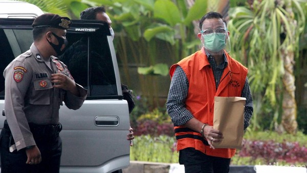 Diperiksa KPK, Eks Mensos Juliari Batubara Bawa Amplop Coklat