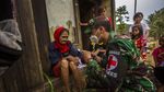 Suku Dayak Meratus Korban Banjir Kalsel Dipasok Logistik Lewat Udara