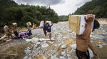 Suku Dayak Meratus Korban Banjir Kalsel Dipasok Logistik Lewat Udara