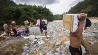Bantuan kegawatdaruratan dan logistik pun sempat terhambat karena akses menuju desa hanya dapat ditempuh dengan berjalan kaki selama beberapa jam.