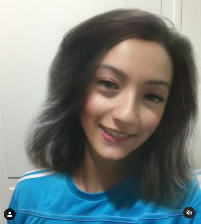 Bisa tebak yang satu ini siapa? Ini adalah potret editan wajah Bryan Domani kalau menjadi seorang wanita. Kakak dari Megan Domani itu mengedit sendiri wajahnya menggunakan aplikasi yang sedang popular saat ini. Foto: Instagram/@bryandomani_bd_