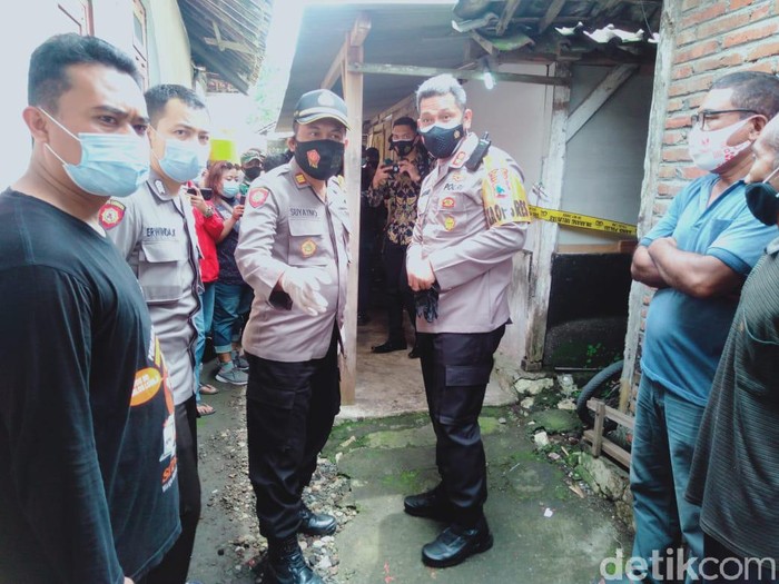 Pria di Blitar ditemukan tewas gantung diri di rumahnya. Kemudian di dalam kamar juga ditemukan dua anaknya sudah tak bernyawa.