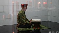 Meski area makam berada di kawasan klenteng, area itu juga dilengkapi dengan sebuah ruangan yang difungsikan sebagai musala.