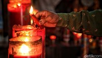 Beragamnya pengunjung yang datang ke Klenteng Da Bo Gong menjadi saksi keberagaman dan keharmonisan antarumat beragama di area kelenteng tersebut.