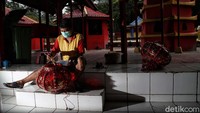 Menjelang perayaan Tahun Baru Imlek, sejumlah warga tampak beraktivitas di kawasan klenteng tersebut.