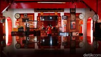 Selain itu, bangunan ini kaya akan ornamen hias, yaitu berupa patung naga dan hewan lainnya maupun lukisan dinding yang menyemarakkan suasana klenteng.