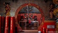 Seorang warga beraktivitas di kawasan Vihara Bahtera Bakti atau Klenteng Da Bo Gong, Jakarta, Jumat (29/1/2021).