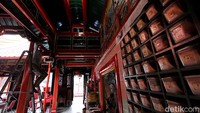 Bangunan klasik berarsitektur Tiongkok dengan warna dominan merah menyala dan kuning emas itu masih berdiri kokoh.