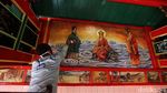 Jelang Imlek, Klenteng Tertua di Indonesia Ini Dicat Ulang