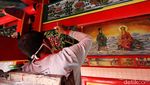 Jelang Imlek, Klenteng Tertua di Indonesia Ini Dicat Ulang