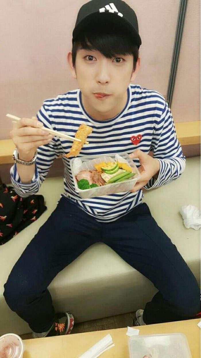 Jinyoung 'GOT7' Ternyata Doyan Ngemil Churros dan Ngopi