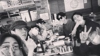 Meski sudah tidak satu agensi lagi, tapi Jinyoung dan member GOT7 lainnya tetap kompak dan sering makan bareng. Foto: Instagram @jinyoung_0922jy
