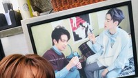 Sering dikirimi food truck di lokasi syutingnya. Penyanyi yang merangkap sebagai aktor ini pamer makanan yang dan minuman yang dikirim teman-temannya. Foto: Instagram @jinyoung_0922jy