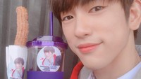 Jinyoung juga doyan ngemil churros sambil minum es kopi di sela-sela kesibukannya lho. Foto: Instagram @jinyoung_0922jy