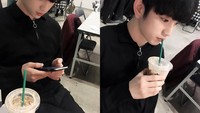 Nah kalau foto yang satu ini, diambil saat Jinyoung sedang bersantai sambil menikmati es kopi kesukaannya. Foto: Instagram @jinyoung_0922jy