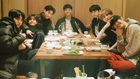 Terakhir ini momen kebersamaan GOT7 saat makan Korean BBQ bareng. Tentunya momen ini jadi kenangan yang tak terlupakan bagi mereka. Foto: Instagram @jinyoung_0922jy