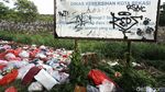 Jorok! Sampah Berbau Busuk Menumpuk di Pinggir Tol JORR Jati Warna