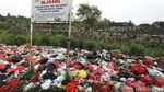 Jorok! Sampah Berbau Busuk Menumpuk di Pinggir Tol JORR Jati Warna