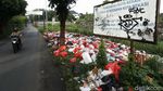 Jorok! Sampah Berbau Busuk Menumpuk di Pinggir Tol JORR Jati Warna