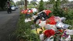 Jorok! Sampah Berbau Busuk Menumpuk di Pinggir Tol JORR Jati Warna