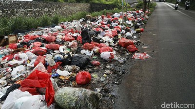 Jorok! Sampah Berbau Busuk Menumpuk di Pinggir Tol JORR Jati Warna
