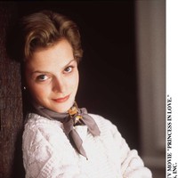 Aktris Julie Cox menjadi Diana di film TV Princess in Love. Dikabarkan Tatler, film keluaran 1996 ini sempat menimbulkan kontroversi karena mengangkat perselingkuhan Diana dengan pemain polo bernama Captain James Hewitt. (Foto: Getty Images/Getty Images)