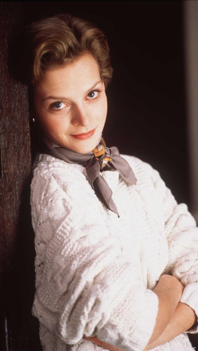 Aktris Julie Cox menjadi Diana di film TV Princess in Love. Dikabarkan Tatler, film keluaran 1996 ini sempat menimbulkan kontroversi karena mengangkat perselingkuhan Diana dengan pemain polo bernama Captain James Hewitt. (Foto: Getty Images/Getty Images)