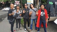 Bersama Epy Kusnandar hingga almarhum Didi Petet, Pipit mulai merasakan bagaimana rasanya menjadi artis. Dok. Instagram/pipit_firmansyahpitra