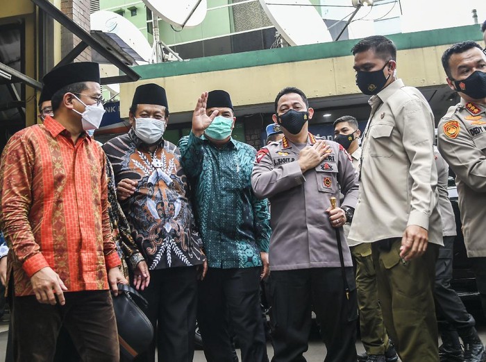 KAPOLRI SILAHTURAHMI KE PBNU Kapolri Jenderal Pol Listyo Sigit Prabowo (tengah) bersama Ketua Pengurus Harian PBNU Marsudi Syuhud (kedua kiri) sejumlah pengurus PBNU saat berkunjung ke Kantor PBNU, di Jakarta, Kamis (28/1/2021). Kunjungan Kapolri ke PBNU tersebut dalam rangka menjalin silaturahmi dan komunikasi untuk menjaga keamanan dan ketertiban di masyarakat. ANTARA FOTO/Galih Pradipta/hp.
