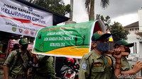 Dibopong oleh empat orang anggota Linmas Kelurahan Cimahi, keranda mayat bertuliskan Jangan Sampai Anda Jadi Korban dan Masuk Keranda Ini dibawa berkeliling ke lingkungan permukiman warga sambil mengingatkan protokol kesehatan di tengah pelaksanaan Pemberlakuan Pembatasan Kegiatan Masyarakat (PPKM).