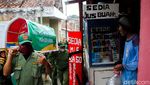 Kasus Corona Tembus Sejuta, Linmas di Cimahi Gotong Keranda Mayat