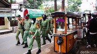 Selama pelaksanaan PPKM tahap ke dua sampai 8 Februari nanti, petugas tetap gencar melakukan sosialisasi dan imbauan kepada masyarakat. Termasuk pelaksanaan pengawasan aktivitas kegiatan ekonomi masyarakat.