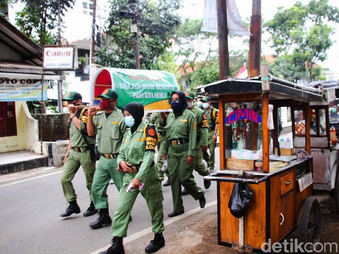 Sosialisasi bahaya COVID-19 masih terus dilakukan di Cimahi, Jabar. Petugas Linmas di Cimahi pun menggotong replika keranda mayat untuk ingatkan bahaya COVID-19