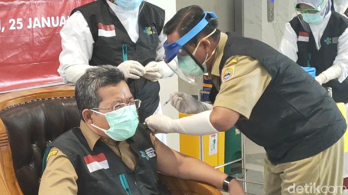 Kepala DKK Sragen Hargiyanto saat mendapatkan vaksinasi COVID-19, Senin (25/1/2021).