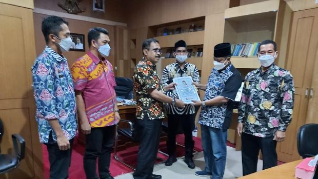 Ketua DPRD Makassar Rudianto Lallo bersama rombongan saat menyerahkan SK pengesahan Danny-Fatma ke Pemprov Sulsel (dok. Istimewa).