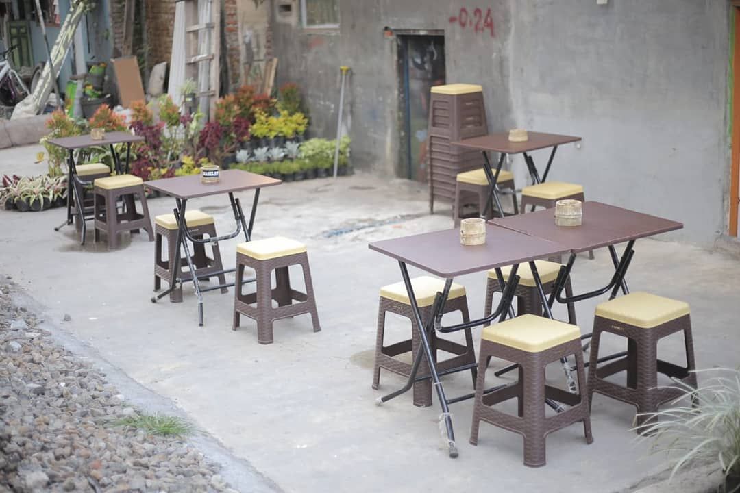 Di Kafe Ini Bisa Rasakan Sensasi Ngopi di Pinggir Rela Kereta Api