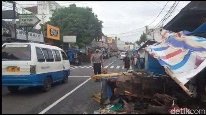 Lapak PKL di Tasikmalaya rusak ditabrak mobil.