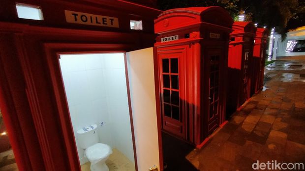 Majalengka punya toilet umum yang unik berdesain boks telepon khas London