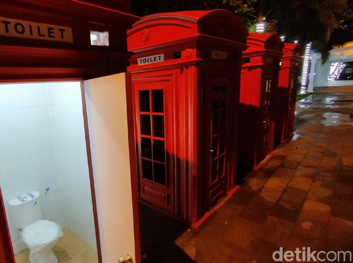 Majalengka punya toilet umum yang unik berdesain boks telepon khas London