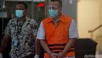Dalam perkara ini, total ada tujuh tersangka yang ditetapkan KPK, termasuk Edhy Prabowo. Enam orang lainnya adalah Safri sebagai mantan staf khusus Edhy Prabowo, Andreau Pribadi Misanta sebagai mantan staf khusus Edhy Prabowo, Siswadi sebagai pengurus PT Aero Citra Kargo (PT ACK), Ainul Faqih sebagai staf istri Edhy Prabowo, Amiril Mukminin sebagai sekretaris pribadi Edhy Prabowo, serta seorang bernama Suharjito sebagai Direktur PT DPP. Dari keseluruhan nama itu, hanya Suharjito yang ditetapkan sebagai tersangka pemberi suap, sisanya disebut KPK sebagai penerima suap.
