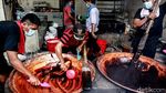 Melihat Kesibukan Pembuat Kue Keranjang dan Dodol Jelang Imlek