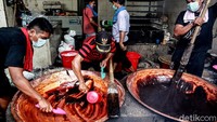 Permintaan dodol dan kue keranjang meningkat menjelang perayaan tahun baru Imlek, Februari mendatang.