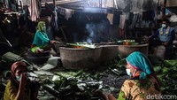 Untuk pengerjaan dodol dan kue keranjang, pabrik Nyonya Lauw mempekerjakan puluhan orang, mulai dari membuat adonan hingga pengemasan siap untuk dijual.