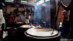 Melihat Kesibukan Pembuat Kue Keranjang dan Dodol Jelang Imlek