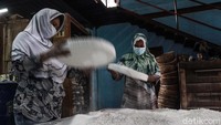 Pabrik dodol dan kue keranjang Nyonya Lauw berdiri sejak 1950-an. Kini bisnis ini sudah dipegang oleh generasi ketiga dari sang pendiri.